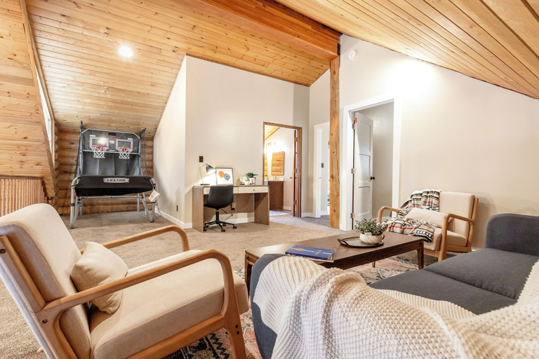Room 4, Lodge Hot Tub Dueling Basketball, Summit