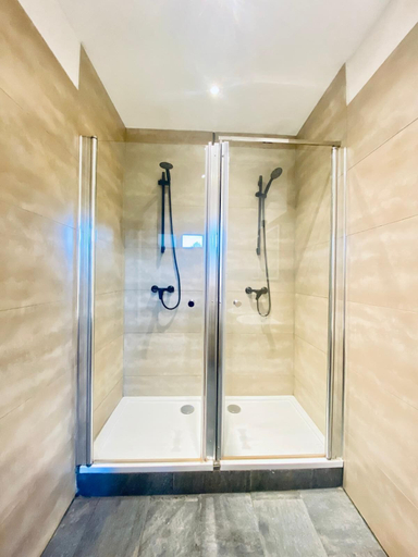 Bathroom 5, Spacious 4BR for 15 & 15 Min to Danube, Wien