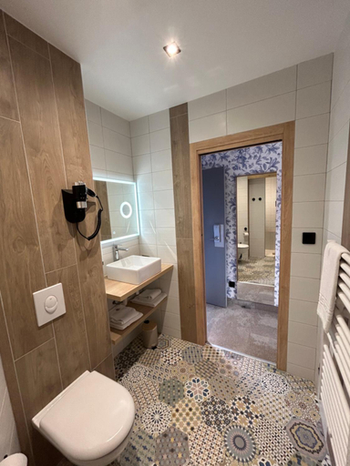 Bathroom 4, Les Orchidées, Meuse