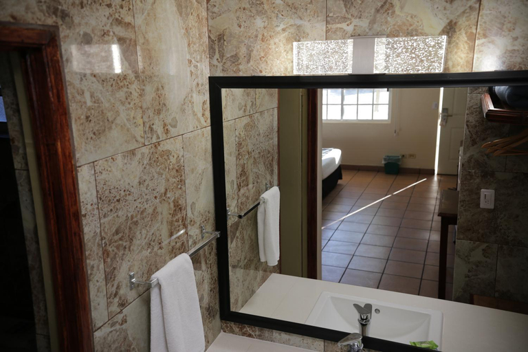 Bathroom 3, Hotel Posada SantaFe, Sabinas