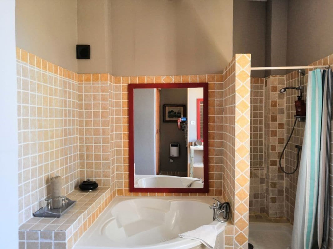 Bathroom 5, Domaine du Soleil Couchant, Aude