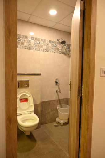 Bathroom 5, RROOMS Hotel Heera Grand, Lucknow
