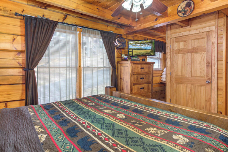 Bedroom 3, Catch Me If You Can, Sevier