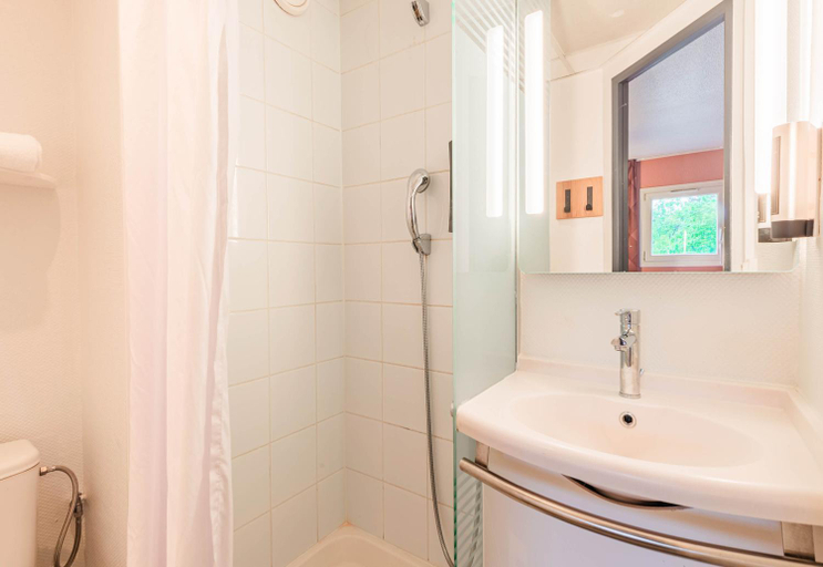 Bathroom 4, B&B HOTEL Strasbourg Nord Schiltigheim, Bas-Rhin