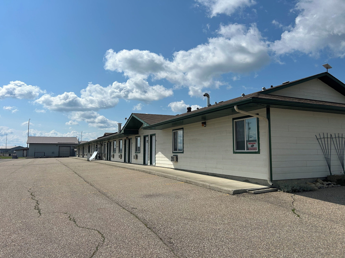 Exterior & Views 3, The King's Motel, Division No. 6