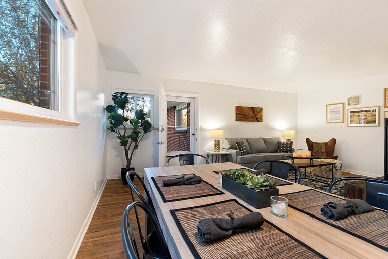 Others 5, Orchard Flats Perfect Group Stay w/ Yard and BBQ, Larimer