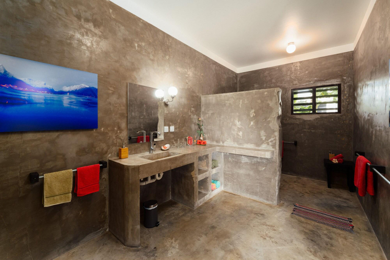 Bathroom 3, South Pacific Memories, Pango