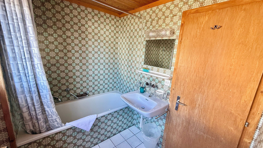 Bathroom 3, Berghaus Toni Hotel und Restaurant, Raron