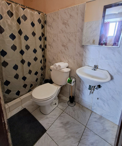 Bathroom 3, Pensión Galicia, David