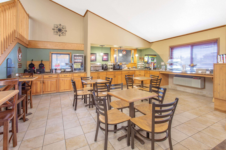 Food & Drinks 5, AmericInn by Wyndham Calumet, Houghton