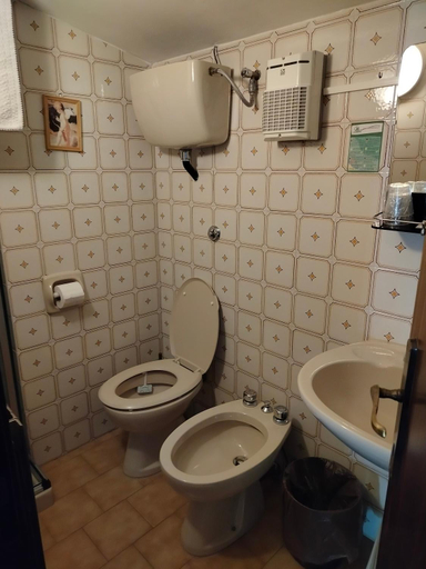 Bathroom 5, hotel Veles, Bologna
