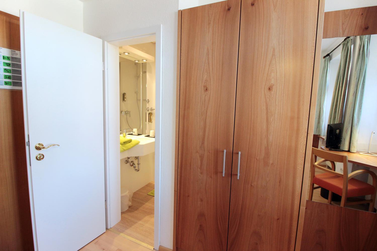 Bedroom 3, An der Persiluhr Stadt-gut-Hotel, Unna