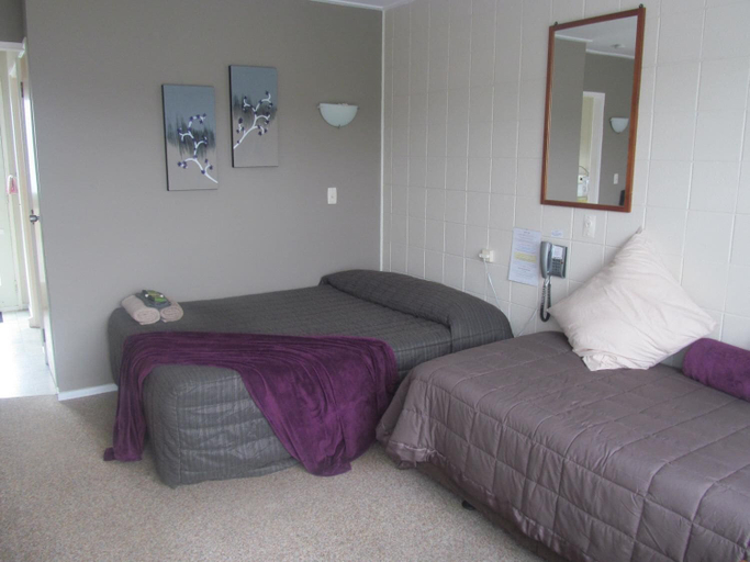Bedroom 2, Parkview Motel, Kaipara