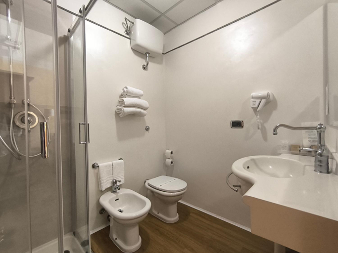 Bathroom 5, Mariano IV Palace Hotel, Oristano