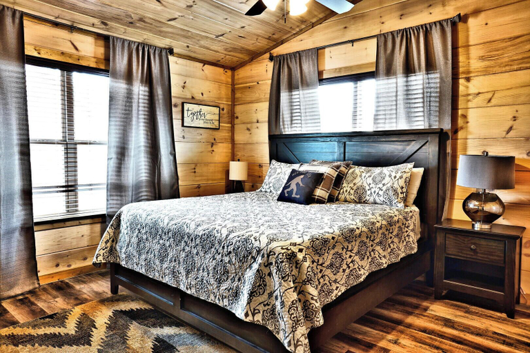 Bedroom 3, Sasquatch Inn, Sevier