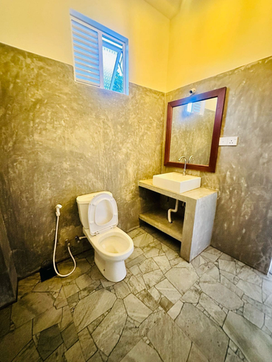 Bathroom 3, southern grace hotel, Akmeemana