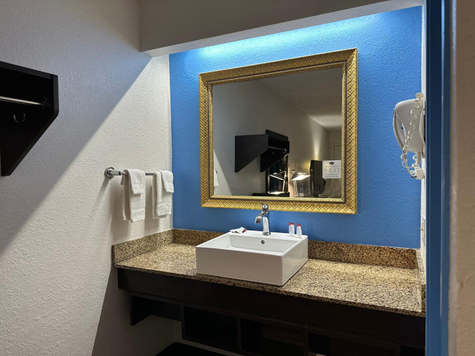 Bathroom 3, American Inn & Suites Bishop Airport Flint, Genesee