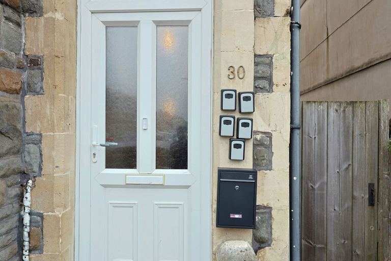 Others 4, Cardiff Guesthouse & On-Street Parking, Cardiff