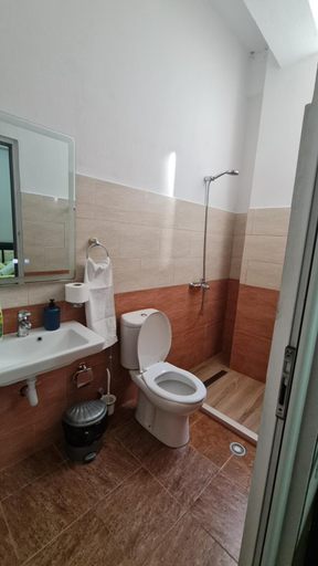 Bathroom 3, Hotel Brace, Gjirokastrës