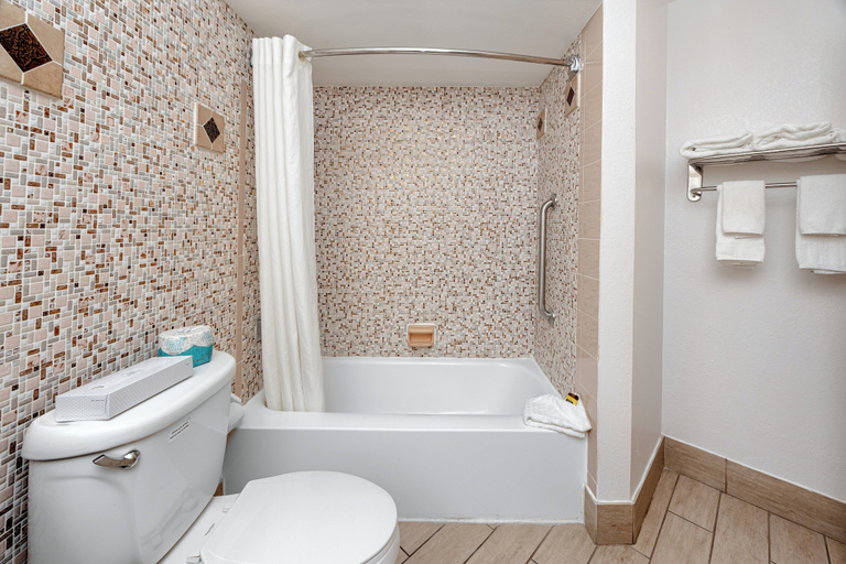 Bathroom 4, Best Western Plus Yacht Harbor Inn, Pinellas