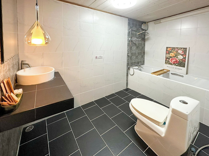 Bathroom 3, Days Hotel by Wyndham Rayong Ban Chang, Ban Chang
