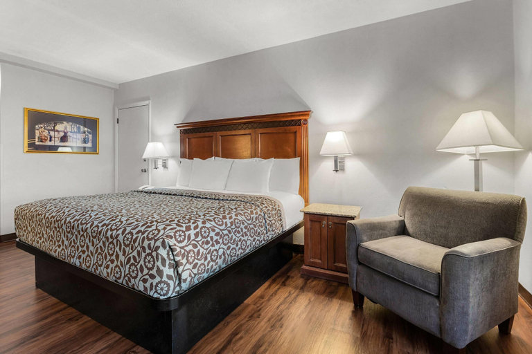 Bedroom 3, Days Inn by Wyndham Madisonville, Hopkins