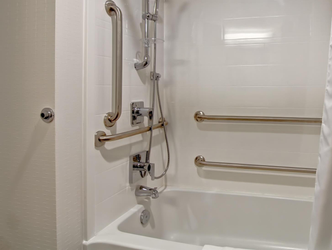 Bathroom 4, Hampton Inn & Suites by Hilton Saskatoon Airport, Division No. 11