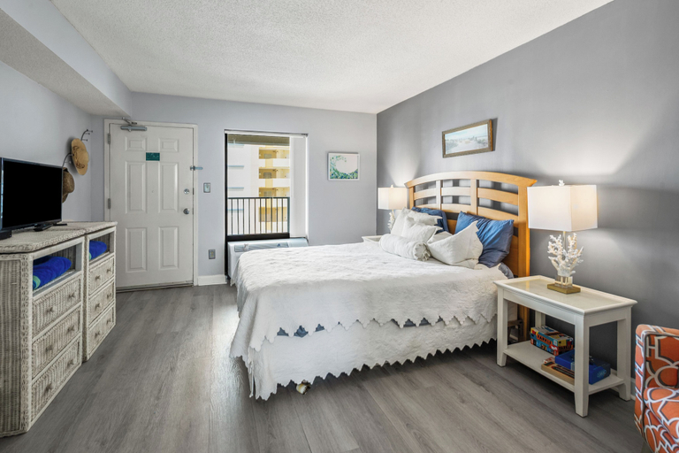 Room 5, Verandas 409, Horry