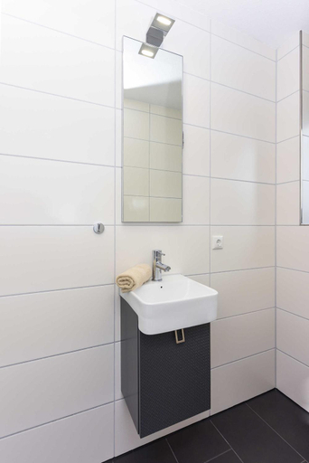 Bathroom 3, Ferienhauser Nordseetherme, Wittmund