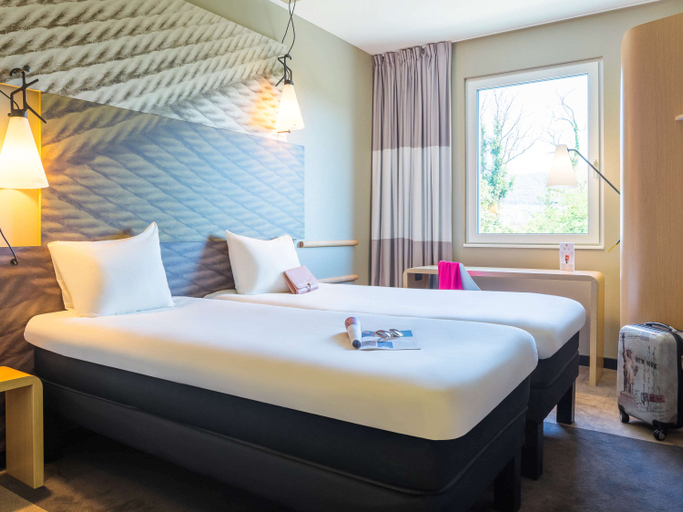 Bedroom 2, ibis Deauville Centre, Calvados