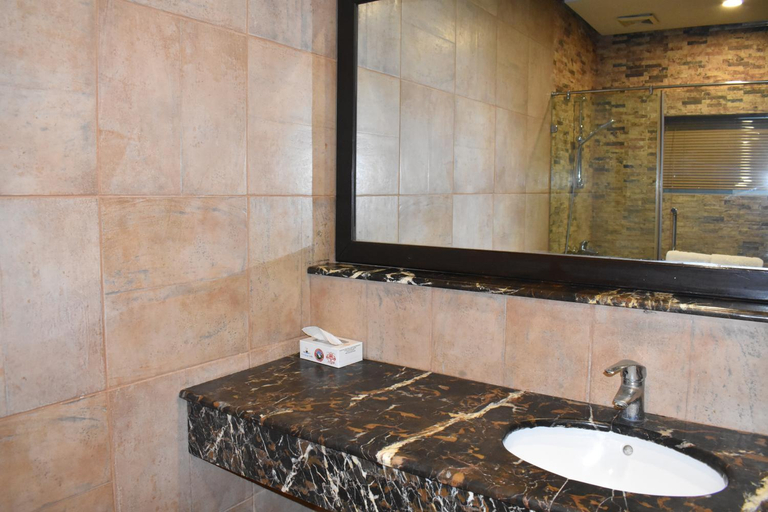 Bathroom 3, Safari Club 1, Islamabad