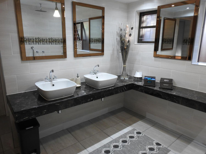 Bathroom 3, Dungbeetle River Lodge, Nelson Mandela Bay