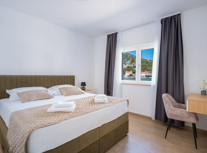 Bedroom 3, Villa Senka, Ploče