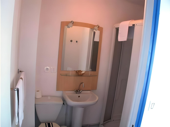 Bathroom 2, L'Hotel de Loctudy, Finistère