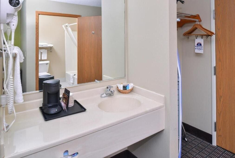Bathroom 5, Regency Inn Geneseo, Henry