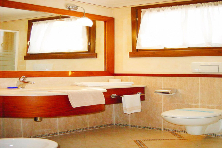Bathroom, Front Lake Resort Le Corti del Lago, Padenghe, Brescia