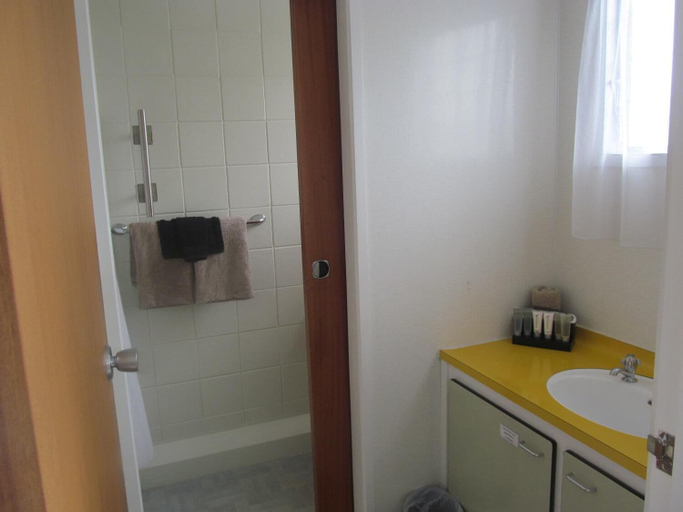 Bathroom 3, Parkview Motel, Kaipara