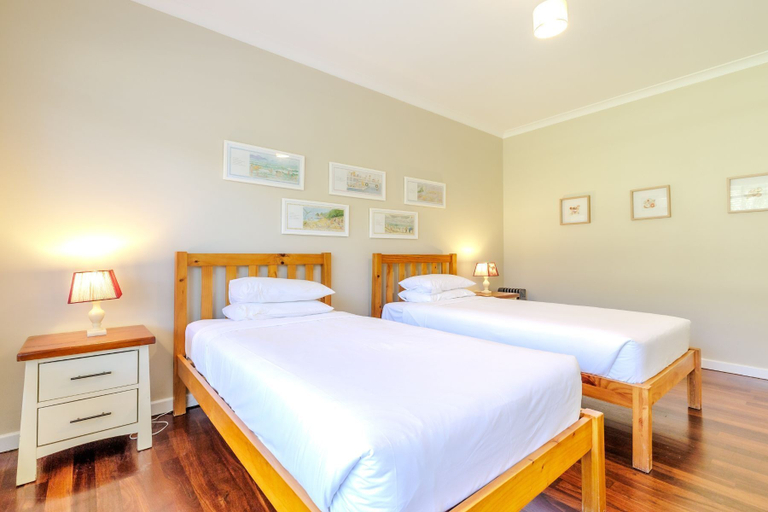 Bedroom 2, Emu Point Beach Cottages, Albany
