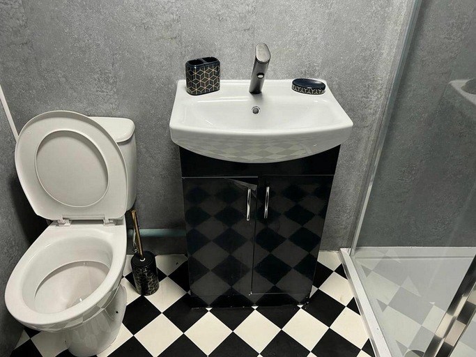 Bathroom, 1Bd Winter Garden Gem Close To The Beach, Blackpool