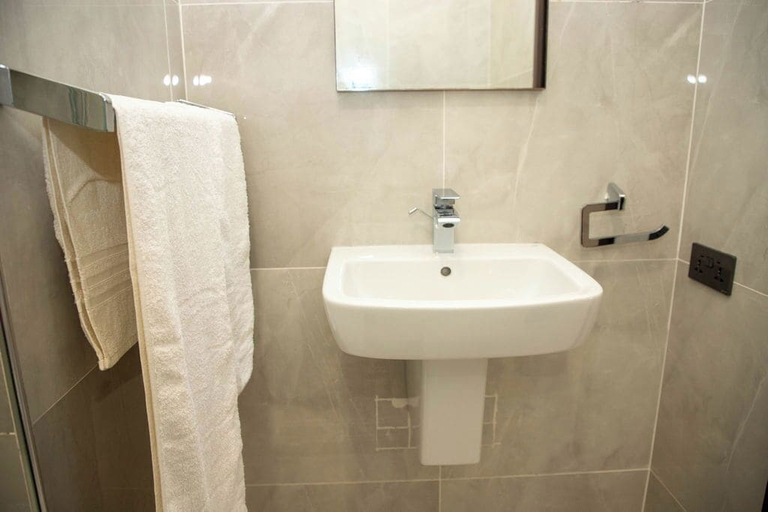 Bathroom 3, D'Magnolia Luxury Apartments, Tema