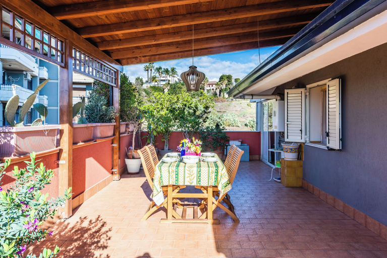 Others 5, Golden Park Apartment with Terrace, Catania