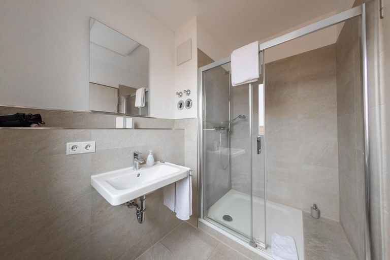 Bathroom 2, Hotel Freischutz Apartments, Landshut