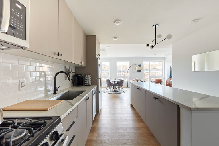 Room 5, Stylish 2 BR w Roof Deck Access - Mins to NYC, Hudson