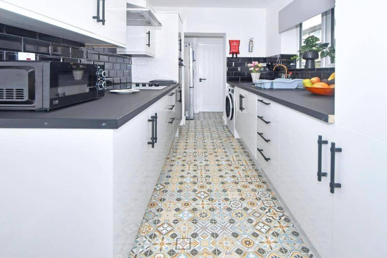 Private kitchen, Spacious Home Sleeps 6 With Parking, Stoke-on-Trent