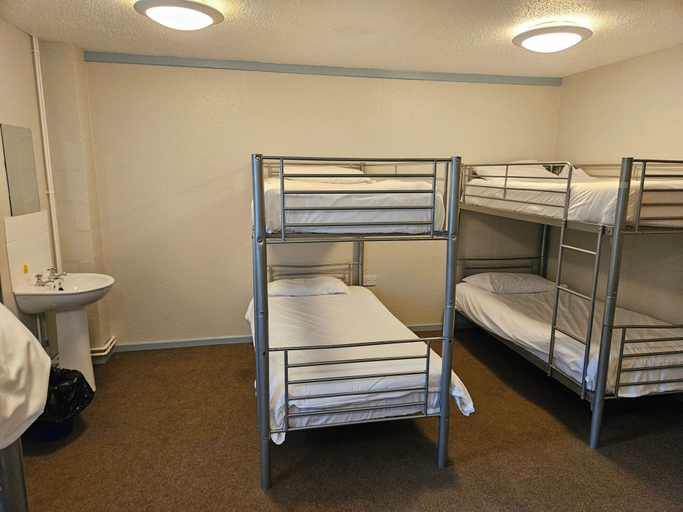 Room 5, Bunkhouse/20bedroom/sleeps85/4acre/gamesroom/wifi, Ceredigion