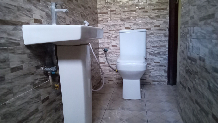 Bathroom 4, Transit Airport Bed & Breakfast, Ilala