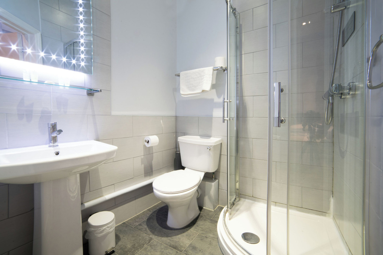 Bathroom 3, 100 Banbury road Oxford, Oxfordshire