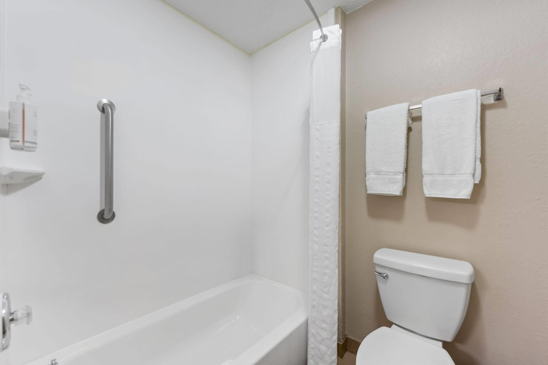 Bathroom 4, Super 8 by Wyndham Elgin, Kane