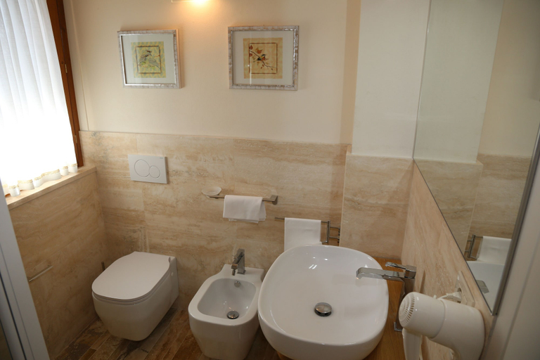 Bathroom 4, Casa Vacanze Squarcialupi, Siena