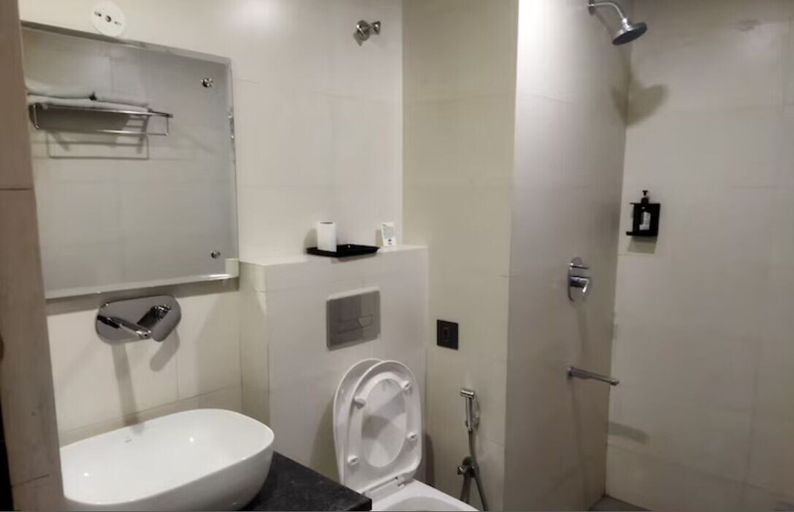 Bathroom 4, TGI Apple Inn, Jaipur